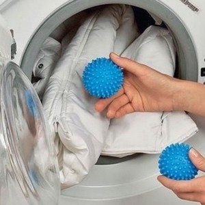 Washing a down jacket in a washing machine with balls