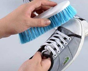 Wij wassen sneakers met de hand