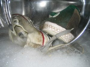 Nous lavons les baskets dans la machine à laver