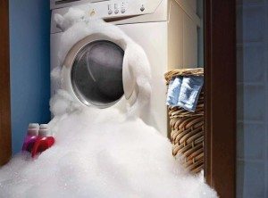 Monitoring the foam level in the washing machine