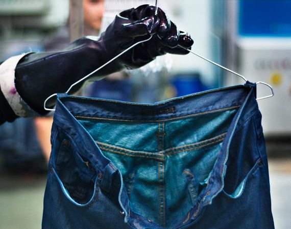 teindre des vêtements dans la machine à laver