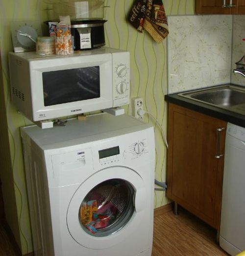 lave-linge dans la cuisine