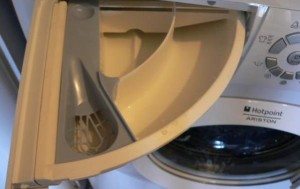 Where to pour the conditioner in the Hotpoint-Ariston washing machine?