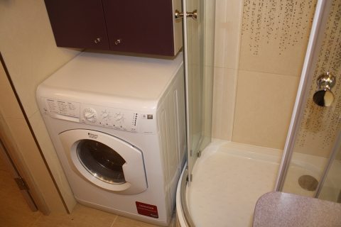 lave-linge dans la salle de bain