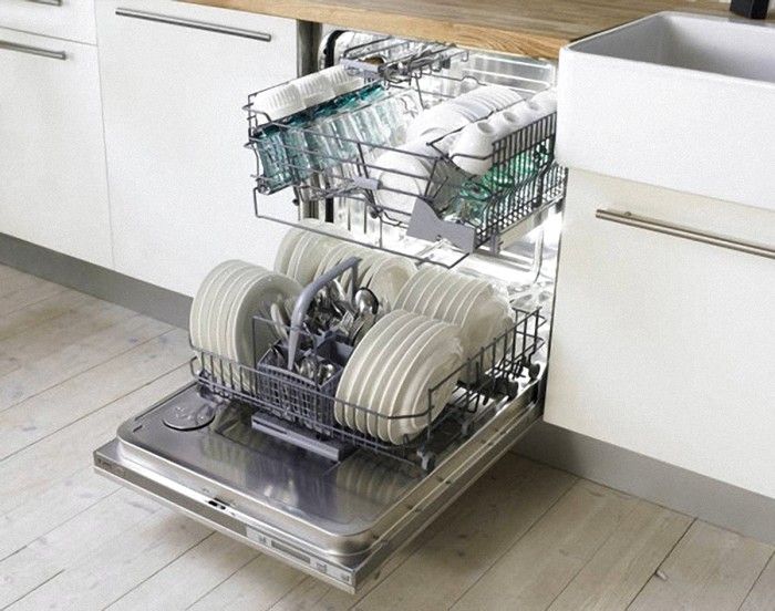 naglalagay ng mga pinggan sa dishwasher