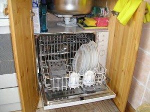 Compact under-sink dishwashers