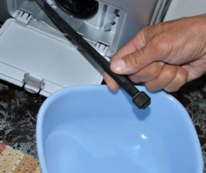 water uit de wasmachine afvoeren