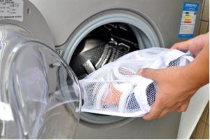 Choosing and using a bag for washing sneakers