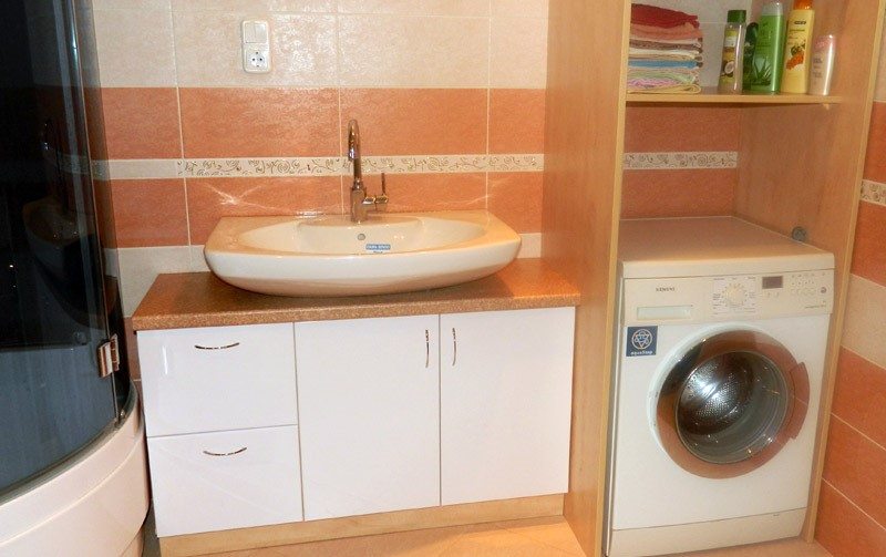 estantes en el baño encima de la máquina