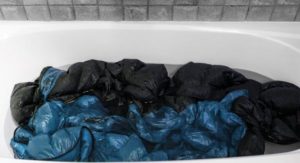 Waschen Sie den Schlafsack im Badezimmer