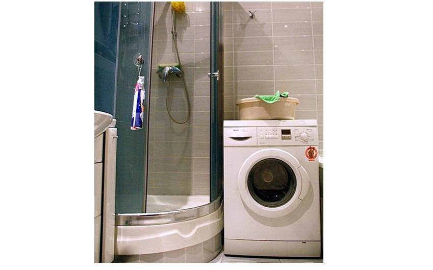 douche et lave-linge dans la salle de bain