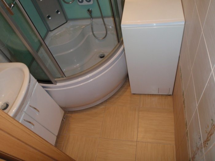 lave-linge dans la salle de bain