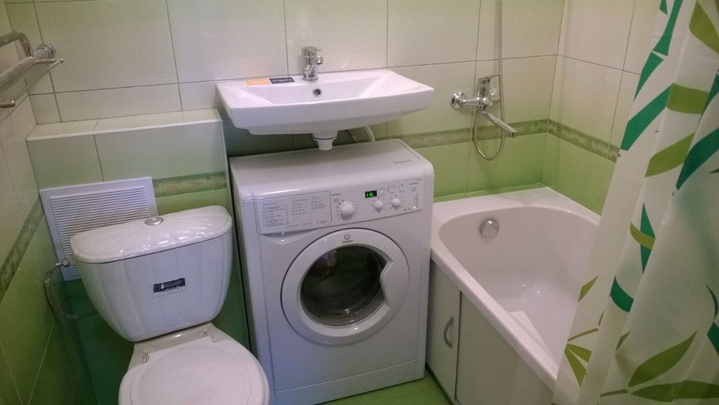 lave-linge à côté de la salle de bain