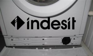 Comment ouvrir et nettoyer le filtre dans une machine à laver Indesit