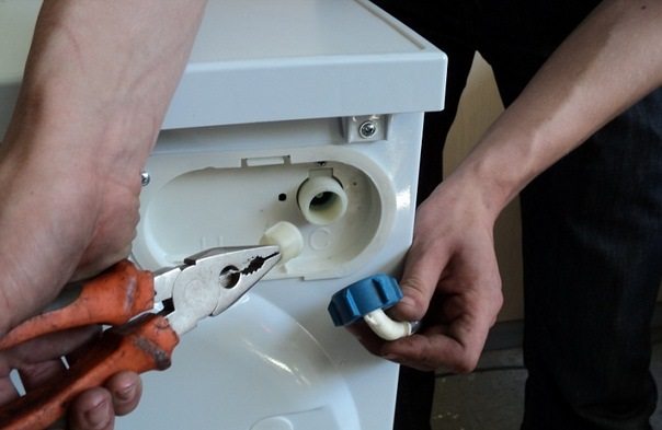 nettoyer le filtre à débit de la machine à laver Indesit