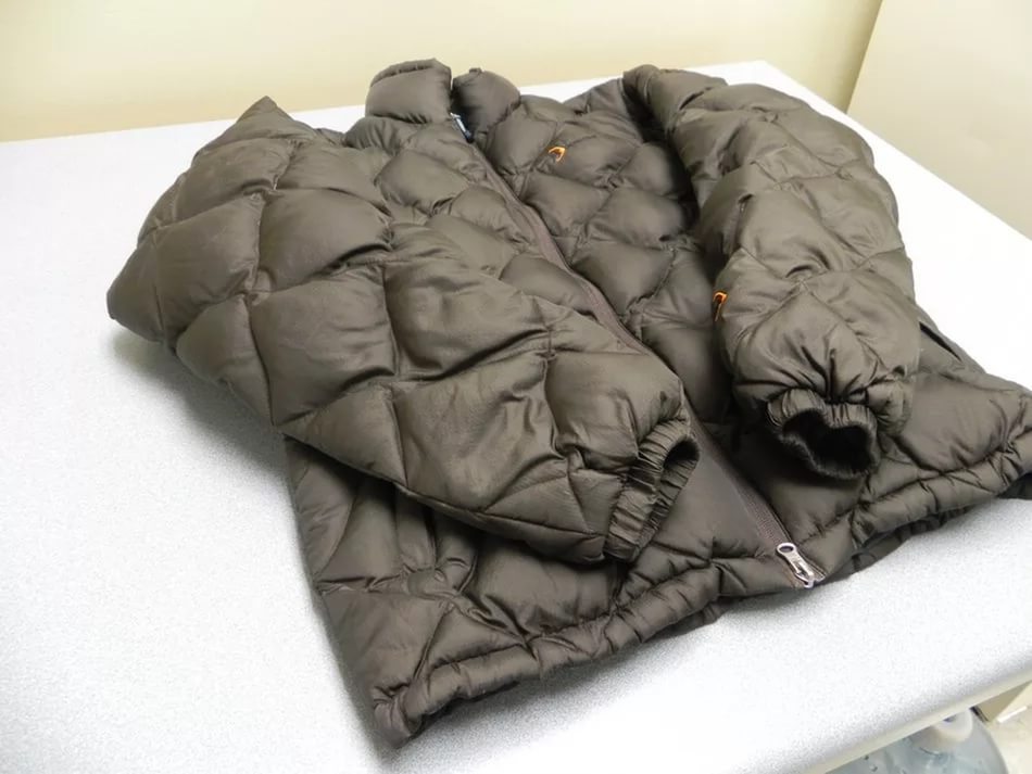 tuyo ang down jacket sa isang pahalang na ibabaw