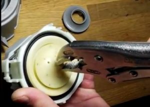 pull out the armature of the circulation pump with pliers