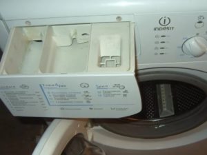 dystrybutor proszku Indesit WISL 83