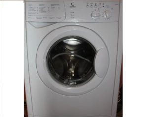 Indesit WIUN 105 pohľad spredu