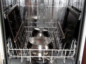 Can baking sheets be washed in the dishwasher?