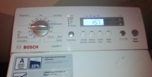 Modernong top-loading washing machine na gawa sa Germany