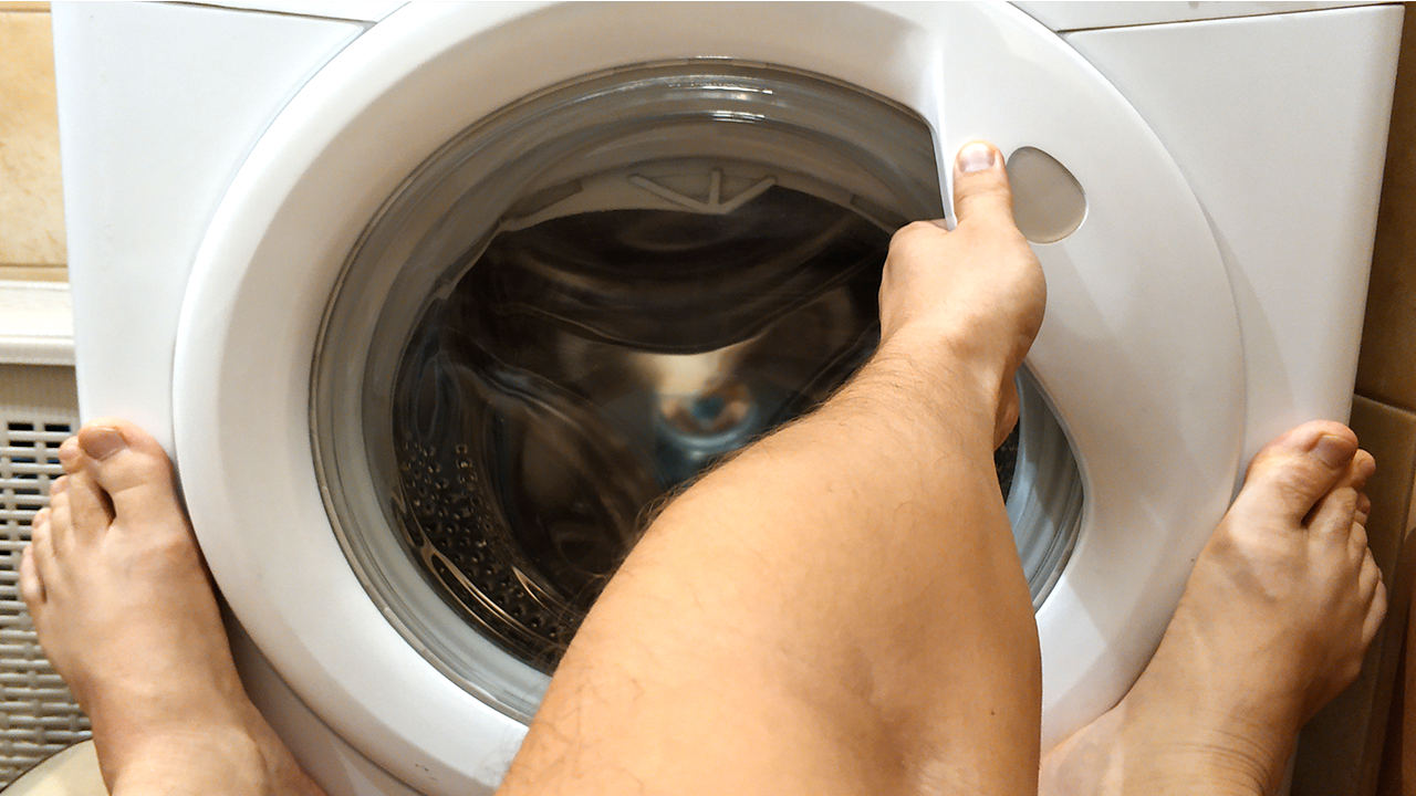 How to open the door of an Indesit washing machine if it is locked