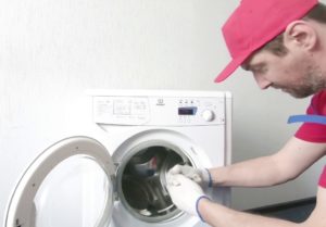 Die Tür der Indesit-Waschmaschine schließt nicht