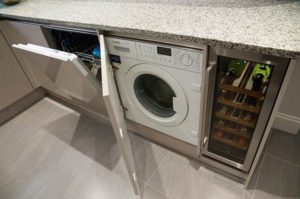 wasmachine in het keukeninterieur