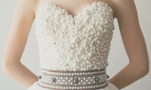 le corset de la robe comporte un grand nombre de décorations qui peuvent tomber