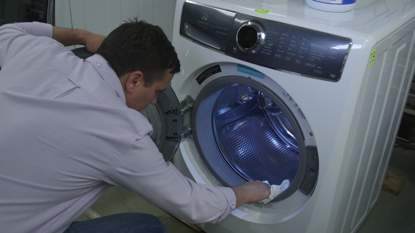 After washing, wipe the cuff and drum of the washing machine with a cloth