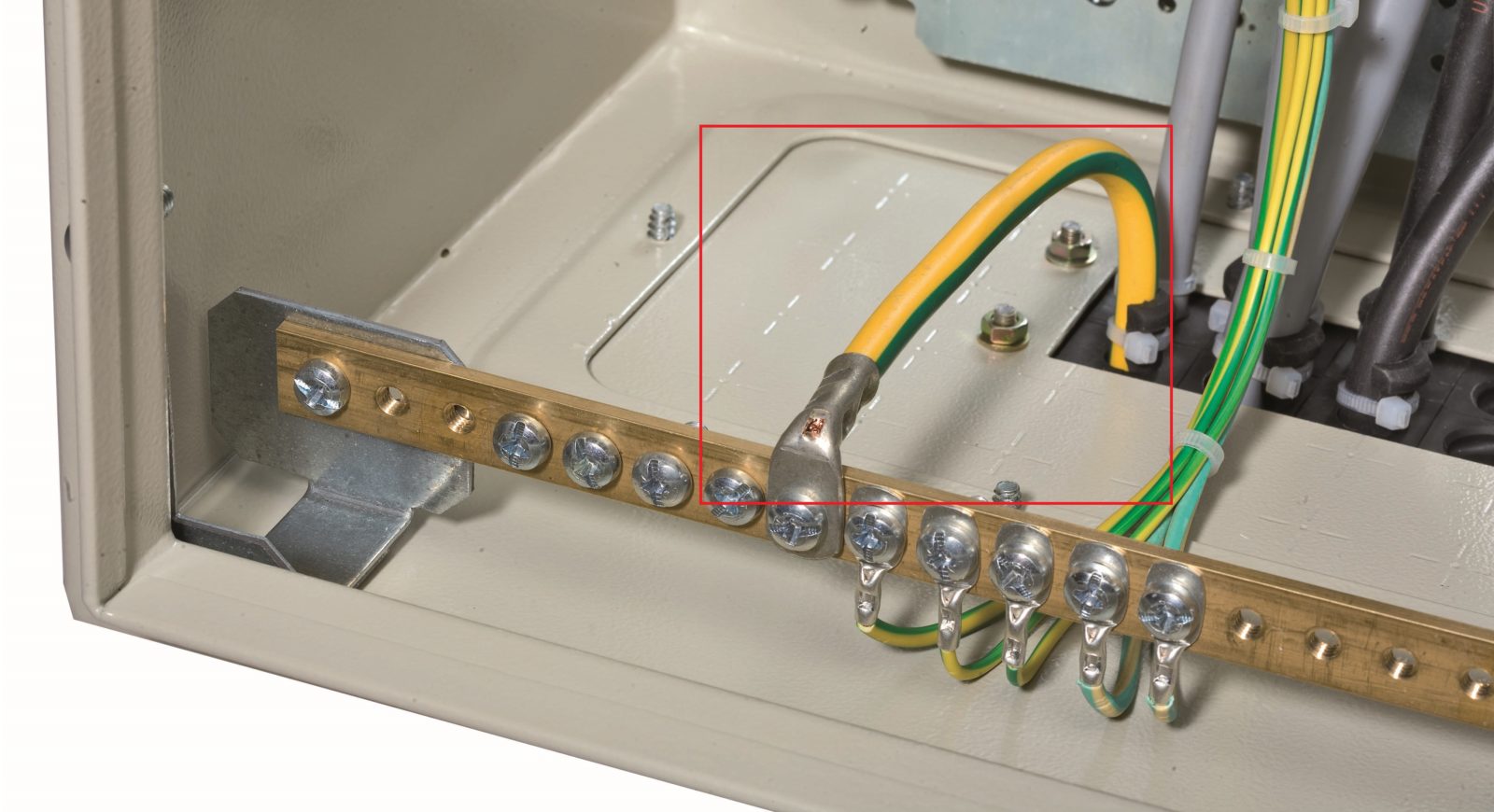 fir de împământare în tabloul electric