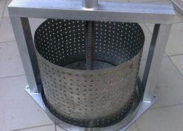 Do-it-yourself grape press from a washing machine