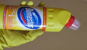 Travaillez avec Domestos uniquement avec des gants en caoutchouc 