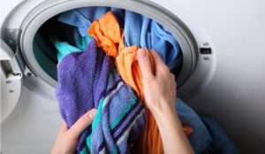 Pour commencer à sécher dans le lave-linge séchant, une partie du linge devra être retirée