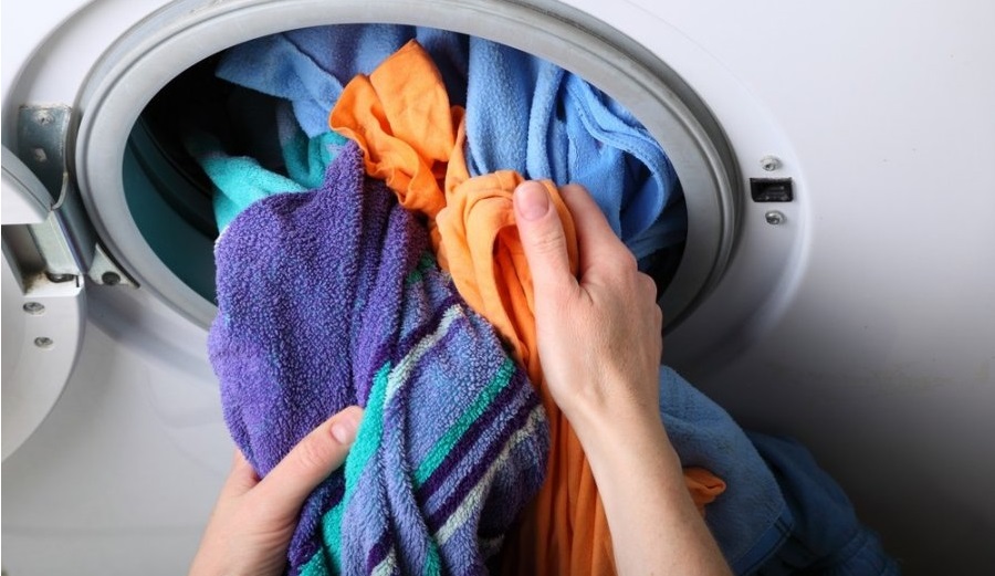 Pour commencer le séchage dans le lave-linge séchant, il faudra retirer une partie du linge.