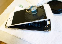 ¿Qué debo hacer si lavo un iPhone en una lavadora?