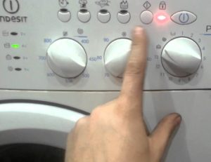 Paano i-restart ang isang Indesit washing machine