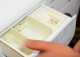 How to clean the powder container of an Indesit washing machine