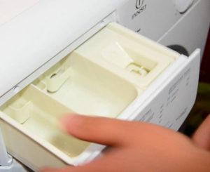 Indesit çamaşır makinesinin toz haznesi nasıl temizlenir?