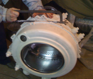 How to cut the drum of an Indesit washing machine?