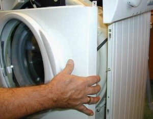 Comment retirer la façade d'un lave-linge Indesit ?