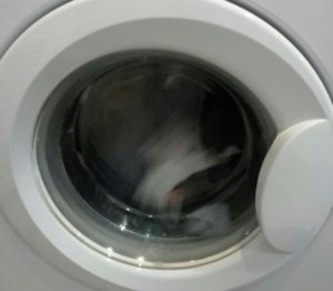 Pintu mesin basuh Indesit tidak dibuka