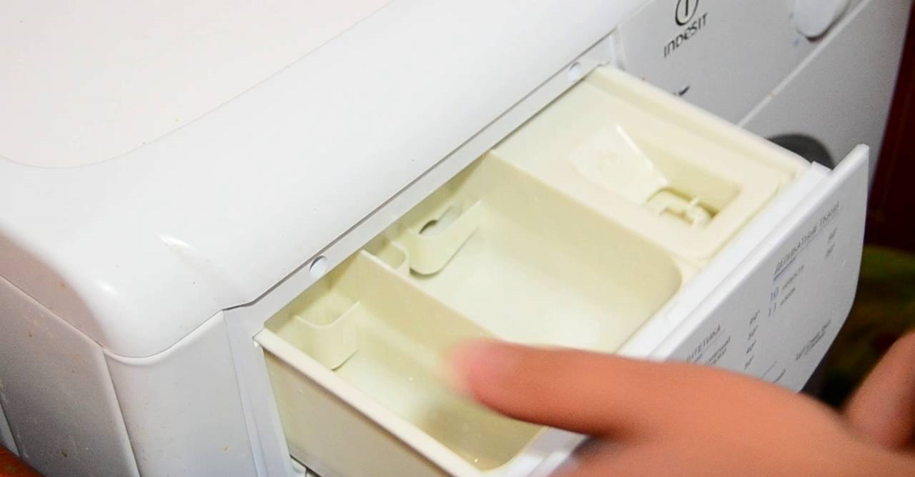 pull out the tray for Indesit powder