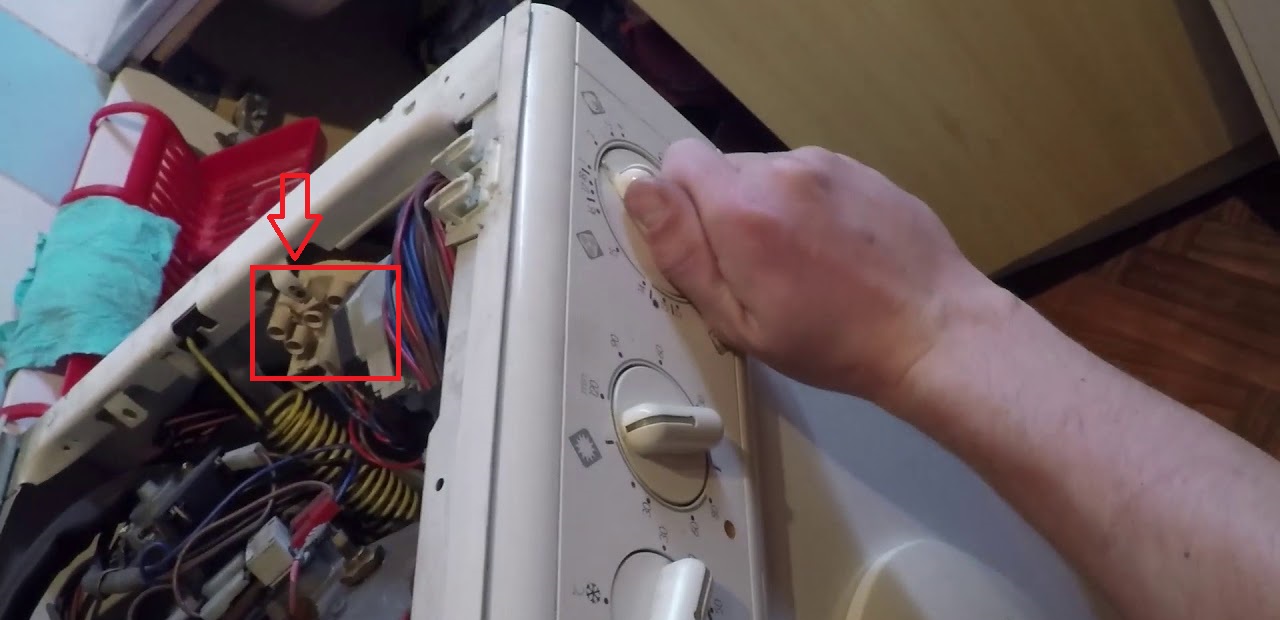 find the pressure switch in Indesit