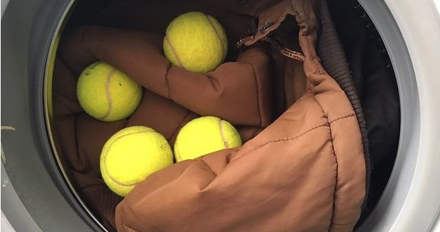 Pon algunas pelotas de tenis en el tambor.