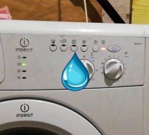 De Indesit-wasmachine vult zich voortdurend met water