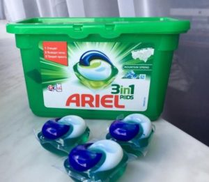 Cum se utilizează capsulele de rufe Ariel 3 în 1