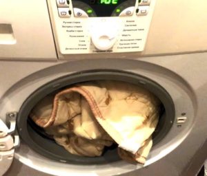 Can a wool blanket be washed in a washing machine?