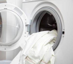 Een wit overhemd wassen in de wasmachine