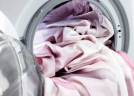 Een tafelkleed wassen in een wasmachine